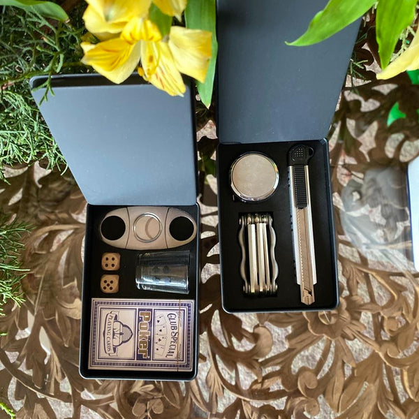 KIT CONTAINING CARDS